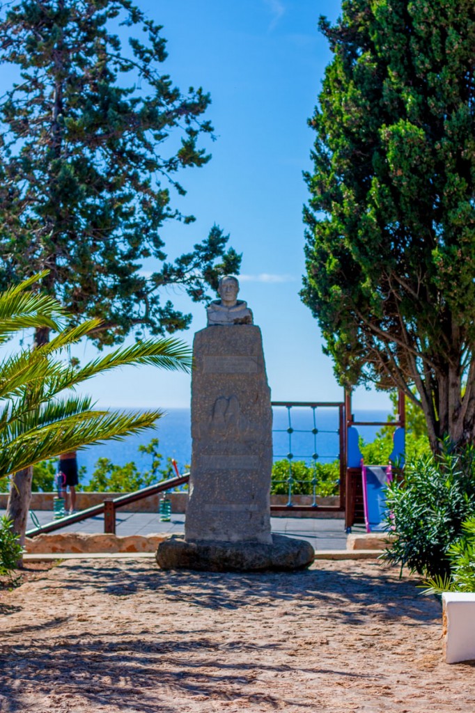 Monumento al padre Francesc Palau