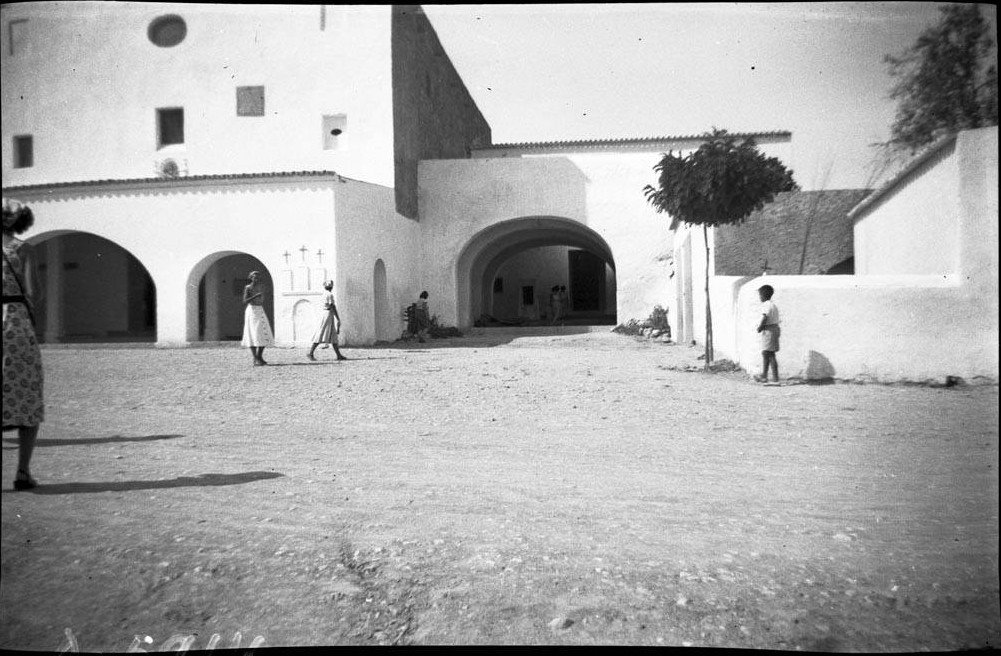 Plaça de l'església de Sant Josep. Anys 50 Josep Maria Co i Triola Arxiu fotogràfic Centre Excursionista de Catalunya.